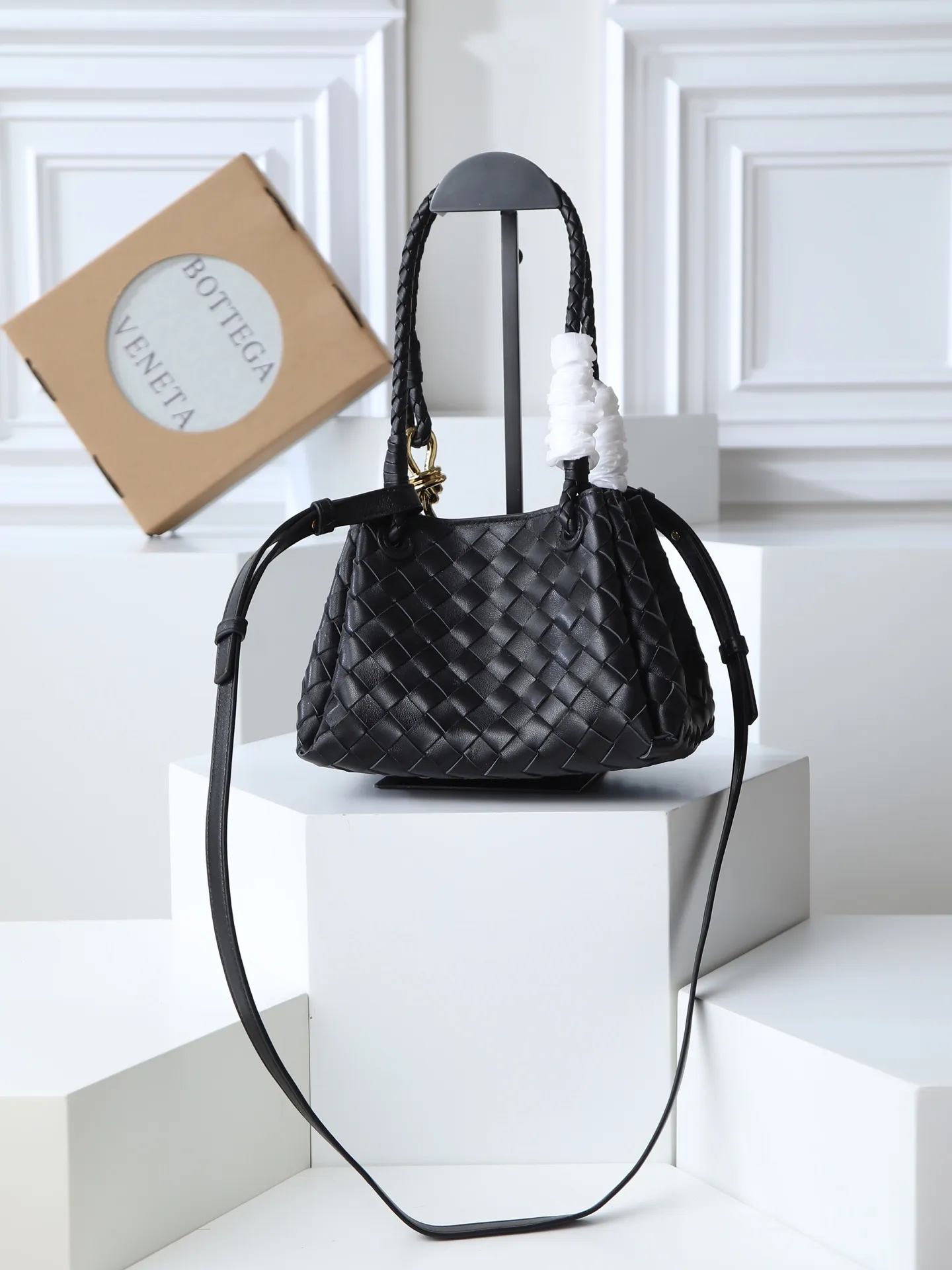 1250. Home B has a new product! Andiamo combines archive parachute handbags to inherit retro elements and integrate modern trends. The same style as Shu Qi's Night in Beijing. It is a continuation of the classic bag. It has three functions: hand carry, shoulder and cross-body. It is embellished with metal brass knot buckles. It is small and has an amazing capacity. It can easily hold all kinds of daily necessities with a box, sunglasses, small bottle, water powder, charger, and the upper body is versatile. Style number: 796569 Size: 21*17*16.5cm